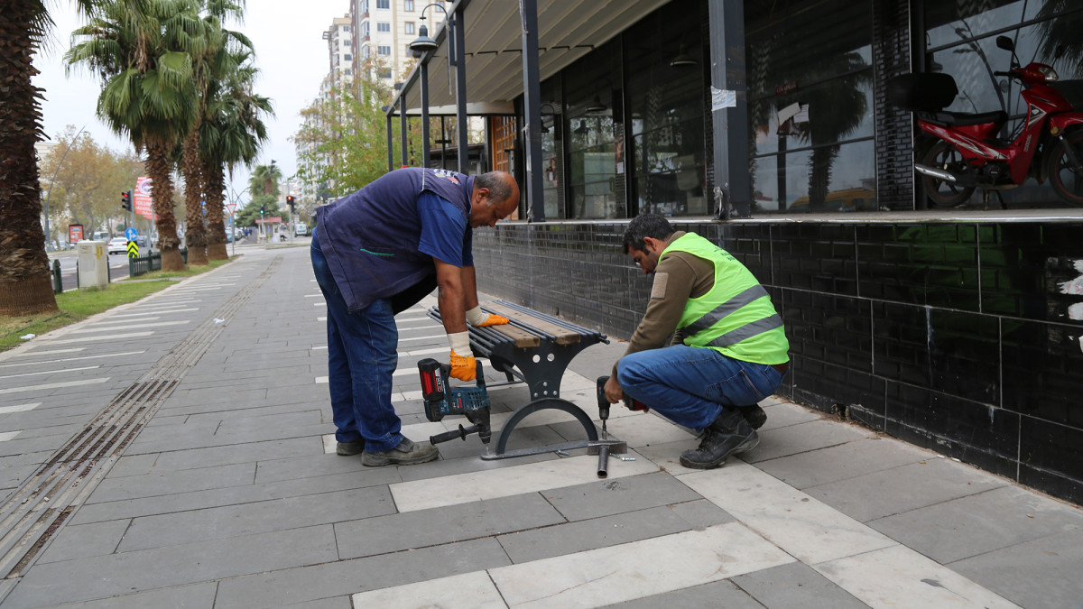 Büyükşehir, Binevler’e Yeni Şehir Mobilyaları Kuruyor