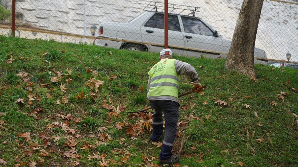 Büyükşehir’den Parklarda Temizlik Seferberliği