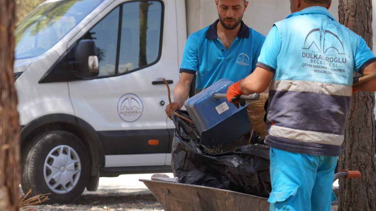 Dulkadiroğlu Belediyesi'nden Sivricehüyük Mahallesi'nde Bulunan Ormanlık Alanda Kapsamlı Çevre Temizliği