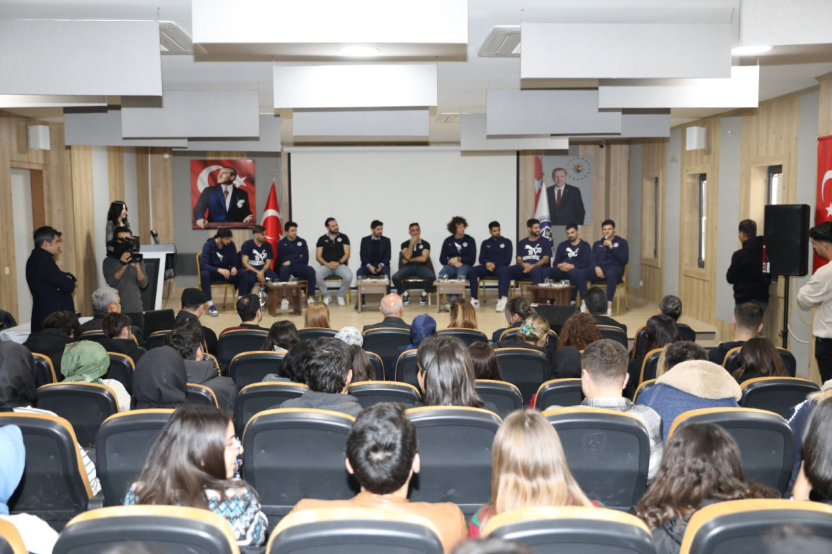 İstiklalspor Basketbolcuları İstiklal Üniversitesi Öğrencileriyle Buluştu