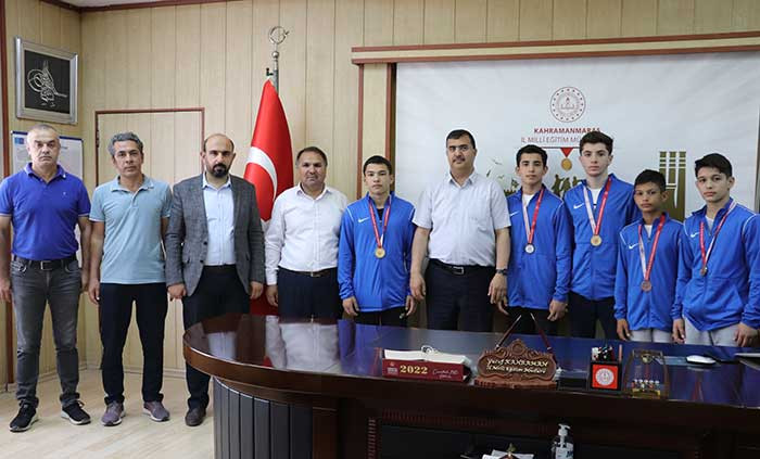 Kahraman, Türkiye Şampiyonu Vali Hilmi Tolun Ortaokulu Güreş Takımı’nı Tebrik Etti