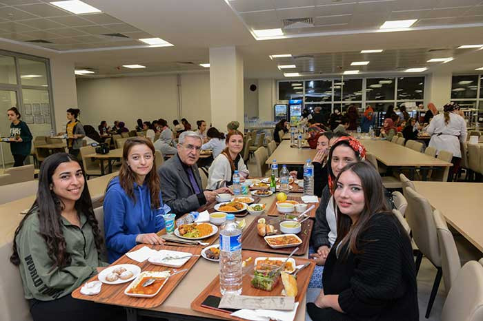 KSÜ Yönetimi ile Gençlik ve Spor İl Müdürlüğü Yöneticileri KYK Avşar Kız Yurdundaki İftar Programında Öğrencilerle Bir Araya Geldi